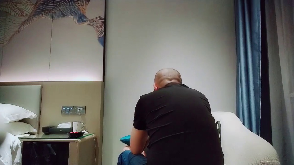 2022.7.3，【良家故事】，偷拍，网恋 新认识中年女吃饭 酒店聊天，男主心想躺在床上因该能操了7