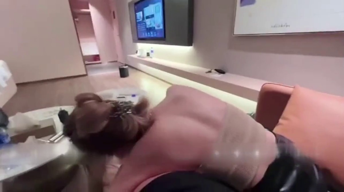 刚18岁的小美女素颜的脸上长了好多青春痘，大鸡巴在外面磨了多久才插进去，貌似破处