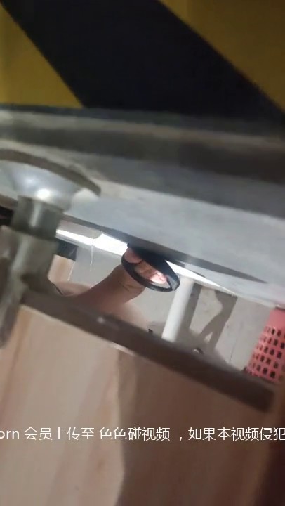 火锅店的wc 牛仔裤人字拖 泉水真清澈