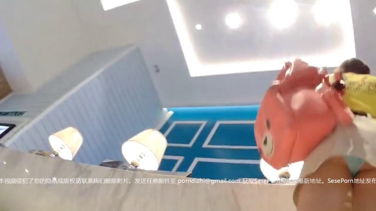 办事大厅抄底漂亮美眉 角度不错 屁屁都很性感