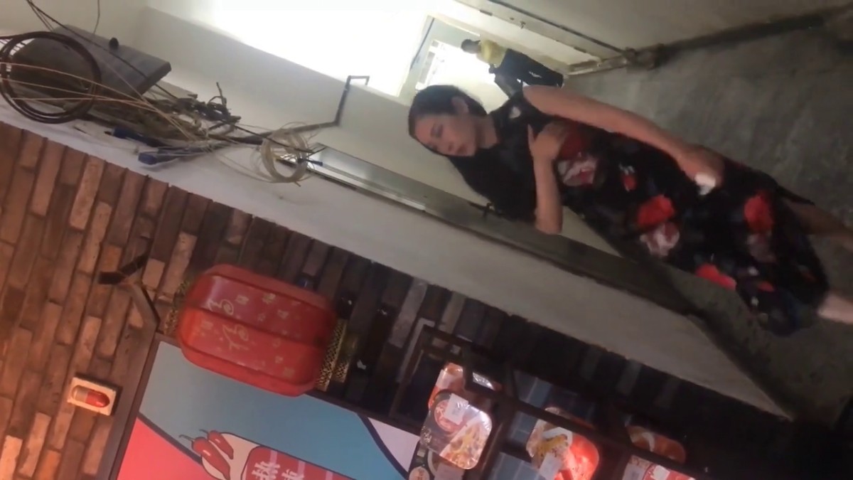 厕拍大神多地点女厕近距离偷拍多位美女嘘嘘10