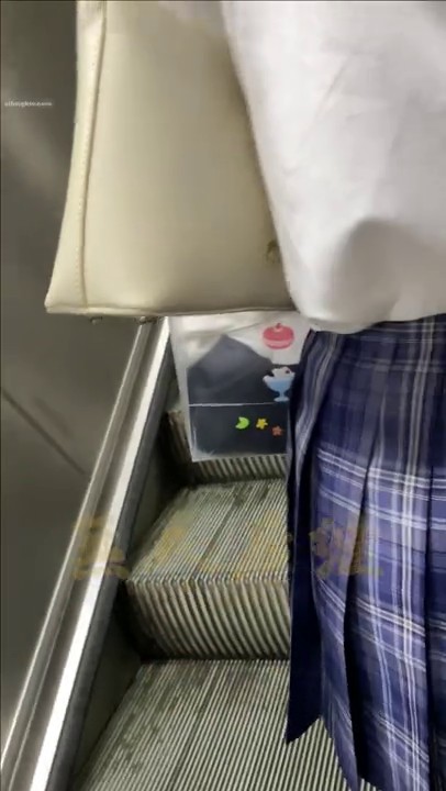 疯狂偷拍各种小姐姐裙底 邪恶手指开启 直接用手掀裙子抄底 超邪恶第二弹 超清4K原版 (12)