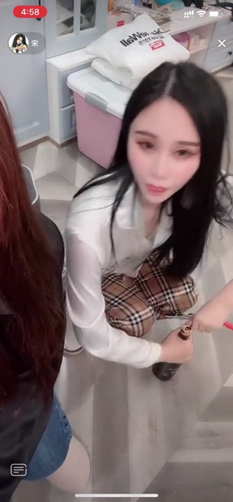 外购最新流出《坑闺蜜》系列第十二集，偷窥澡堂妹子洗浴，居家妹子被各种角度拍摄5