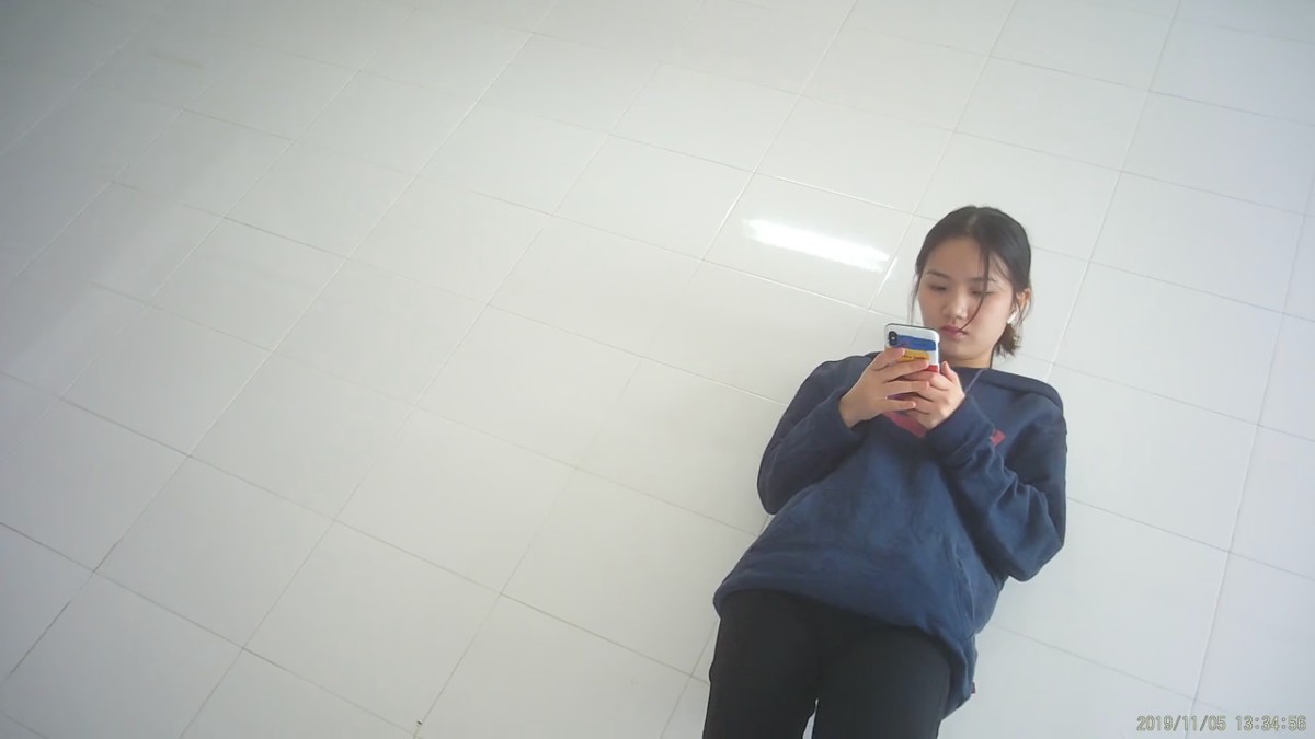 新! 工业园区（厕拍）客满 清纯小妹耐心等待 没想到是一个大黑B