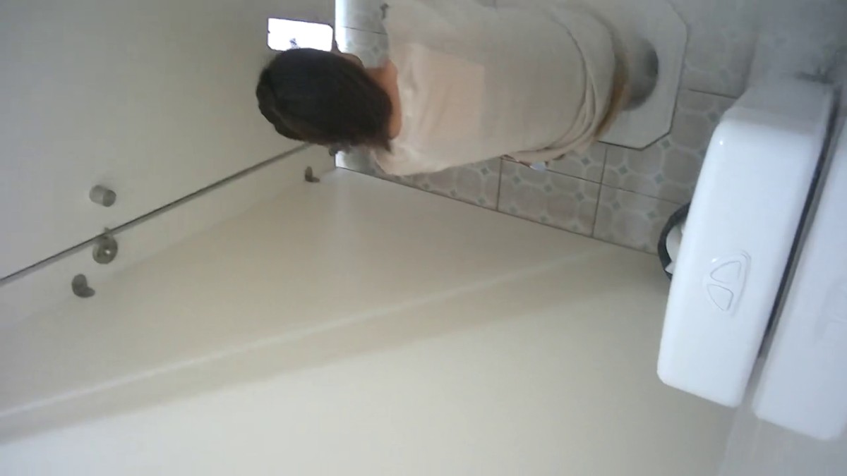 新! 工业园区（厕拍）身材不错的长发美妞 稀疏的毛毛很有个性 性欲很强哦