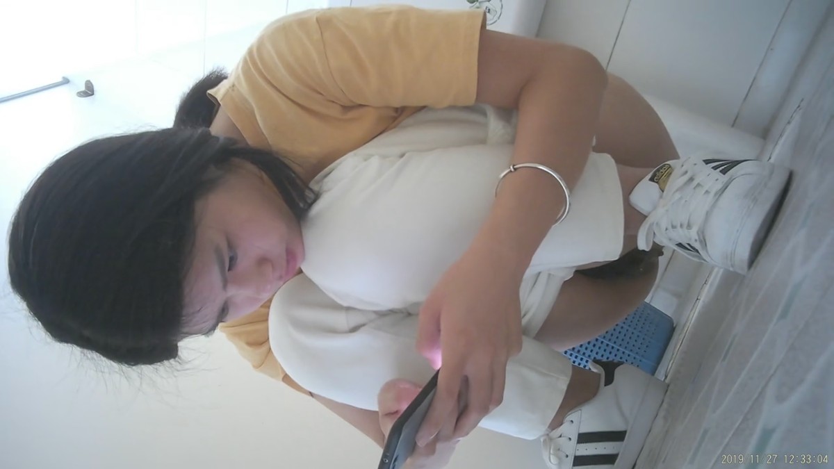 新! 工业园区（厕拍）黄衣小妹玩手机可以这么认真，小穴被拍了知道吗