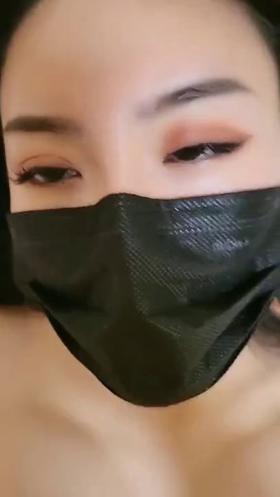 无套啪啪操颜值婊超卖力口活吃屌，大屌把骚穴塞的满满真舒服传教撸射在胸口上