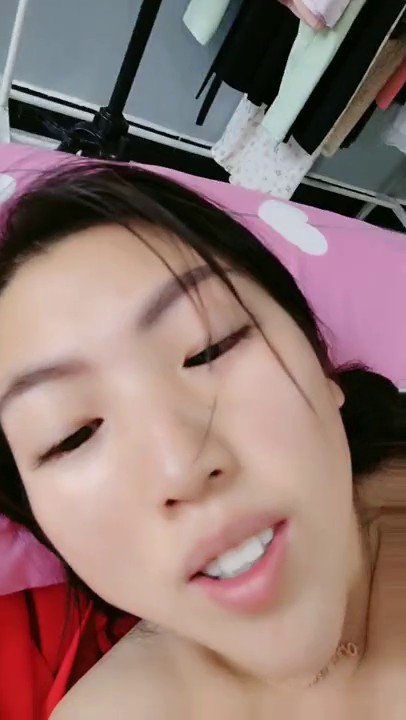 极品大奶骚妇 携老公一起直播大秀~闺蜜还在旁边看~口交深喉舔B眼~一起洗白白