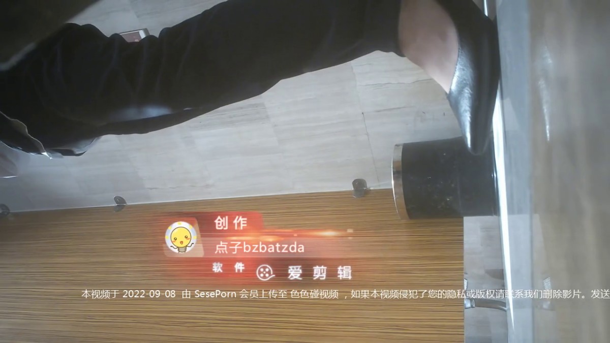 《魔手 外购》技术型厕拍大神专挑小姐姐比较多的商场极限偸拍09