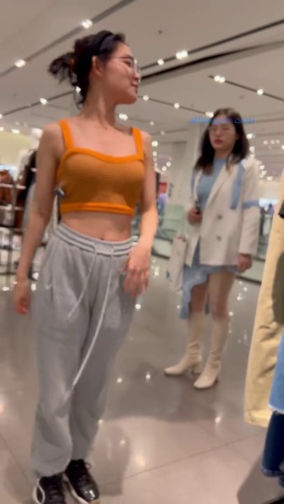 KFC原创CD 白色骚丝袜眼镜妹 蓝色内半裙低角度 超近距离偷拍 这角度太绝了 超清4K