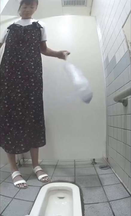 九月外站最新流出女子高中女厕（蹲厕）正面全景 偷拍学妹尿尿各种表情