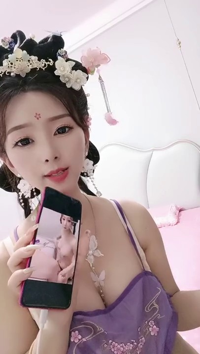 古风妆容美女！情趣肚兜齐逼短裤！小露白嫩奶子，扭动美臀玩诱惑，若隐若现让人欲罢不能