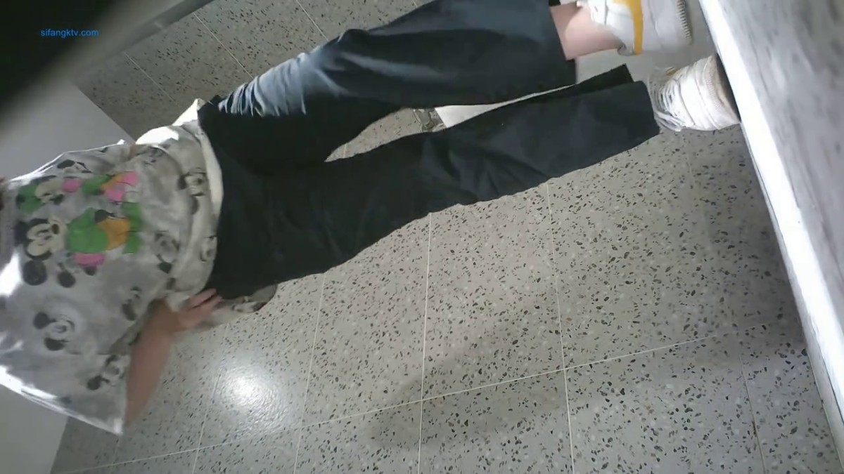 【经典厕拍】商场女厕全景后拍多位年轻的小姐姐13