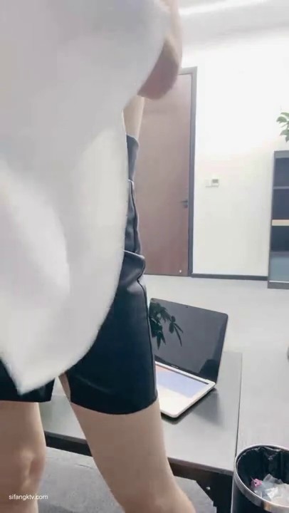 【重磅推荐】一线城市 某公司人事白领【小白兔呀呀】上班大秀 回家被操~2