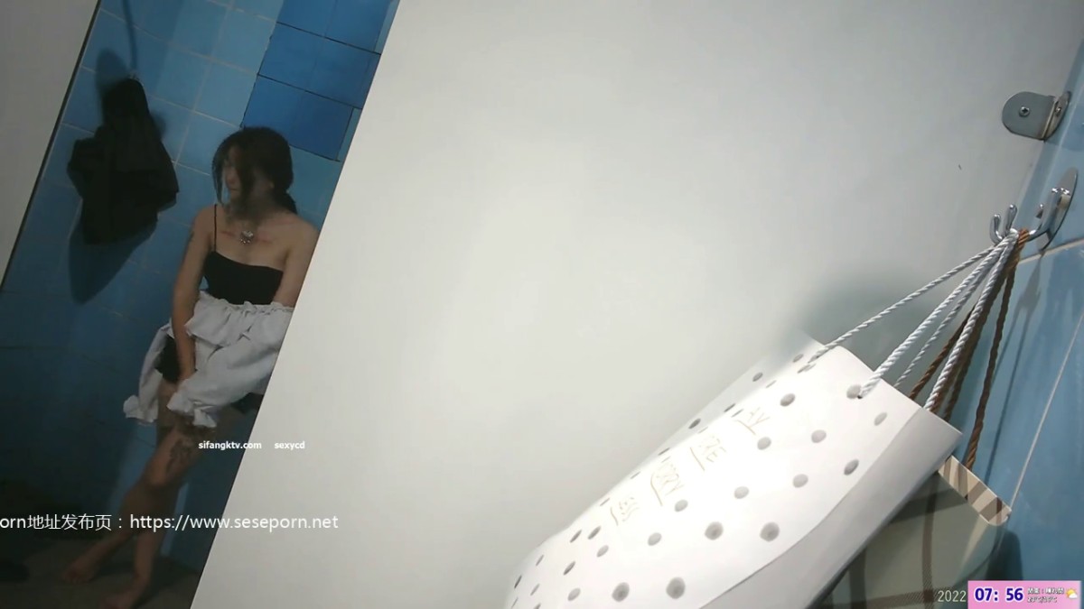 九月最新流出全网独家首发 偷拍大神潜入国内某水上乐园各种美女浴室换衣洗澡-4