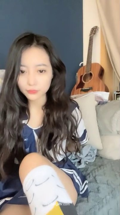 最近非常火，人气NO.1的超级清纯爆乳美腿才女，终于成功把闺蜜拉下1