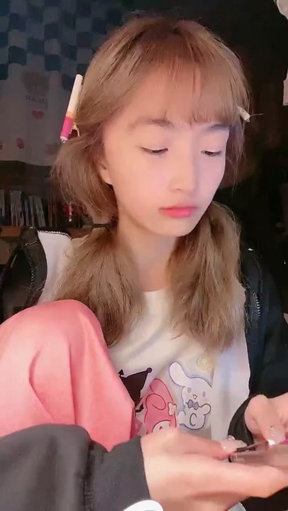 既是大学生，又是福利姬，又是主播，【呜崽酱】，学校寝室自慰，颜值身材都很棒的小妹妹~5