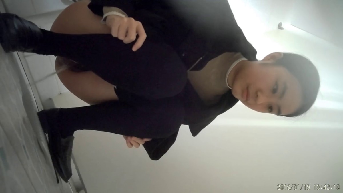 科技园女厕格子裙黑打底清纯小美女 两片湿滑的红嫩唇缝看着馋人