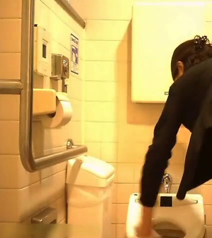 专业盗站九月新流出 商场座厕正面全景偷拍顾客尿尿两个妹子卫生纸当护垫用