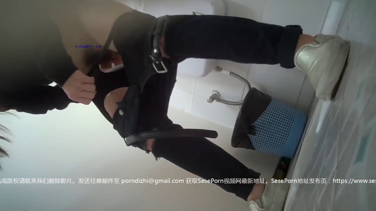 科技楼蹲守 长发漂亮的美女来姨妈极其粉嫩的小穴