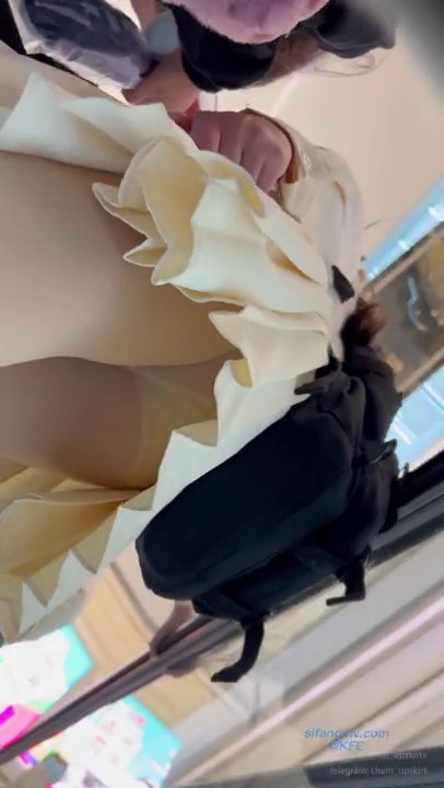 KFC原创 学生妹没网课逛街 短裙肉丝袜花边 碎花短裙姐姐透明丝袜红内 骚气外露 超清4K原版2