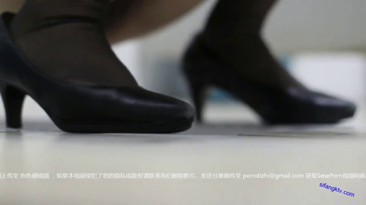 九月最新流出私房大神 隔墙有眼天价外购丝高制大神黑丝盛筵系列九 (7)