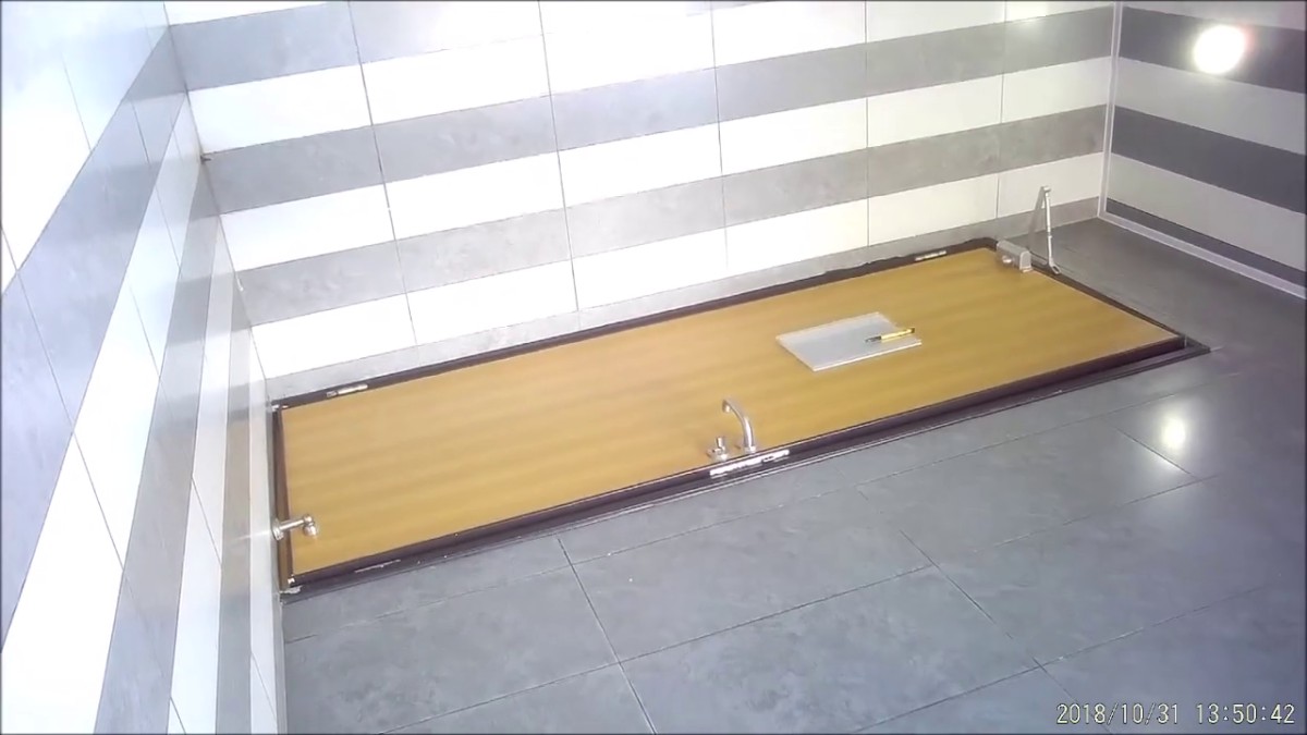 商场女厕偷窥多位美女嘘嘘 年纪轻轻小个便都在思考人生