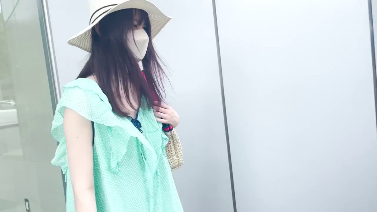 【精品TP】外站盗摄新流出  猥琐男跟随极品口罩女上下镜头抄底及暴抄极品奶头