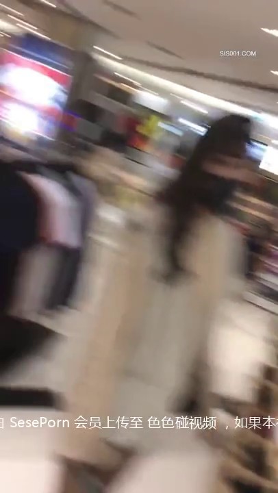 商城跟随抄底跟男友逛街的高颜值美眉 外表看着清纯 内心闷骚 穿着黑骚丁卡在屁沟里