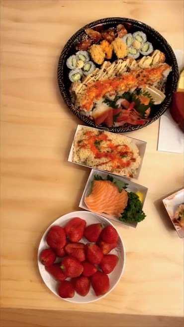 高端ACG业界女神爆机少女▌喵小吉&金鱼▌双模巨献《从零开始的女体盛宴》超色情舔乳磨穴