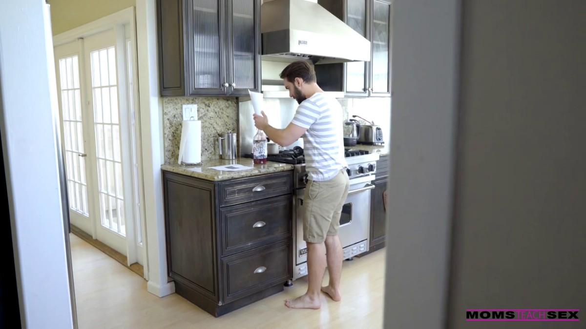 小伙子太骚了下催情药把妈妈和姐姐一起搞到手肆意揉捏亲吻添吸，两个极品肉体鸡巴硬邦邦