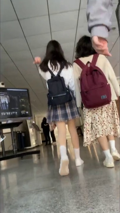 校园学生妹CD 偷拍大神学校专挑短裙学生妹 疑似内裤上有根逼毛 大胆刺激 高清 0495-1