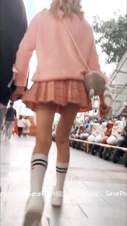 校园学生妹CD 偷拍大神学校专挑短裙学生妹 疑似内裤上有根逼毛 大胆刺激 高清-1