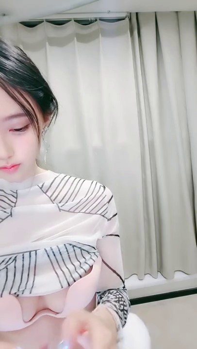 顶级颜值网红女神！白皙皮肤粉嫩美乳！拨开内裤看穴，毛毛杂乱骚逼