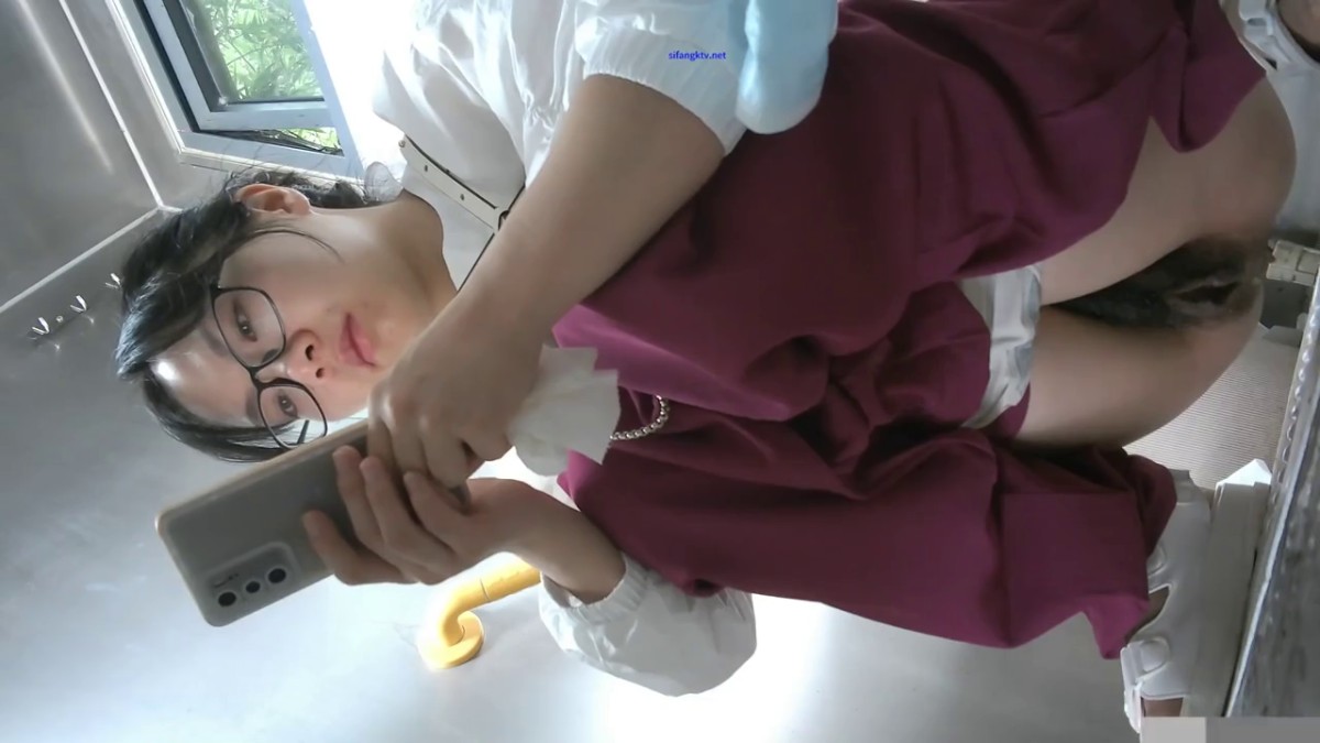 玲珑S身材外围女子函大尺度私拍摄影师也忍不住摸她奶还说她有小东西漏出来了