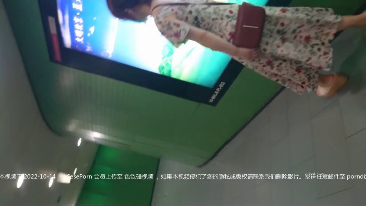 地铁站一路跟踪偷拍长裙少妇 竟然没有穿内裤