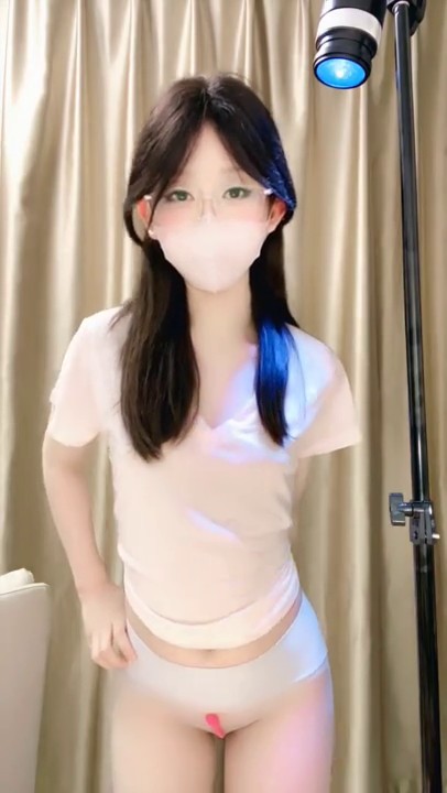 出道即巅峰，新人校花下海，高冷眼镜反差婊【蓝川诗诗】福利，粉鲍自慰抽插淫水泛光零距离插菊5