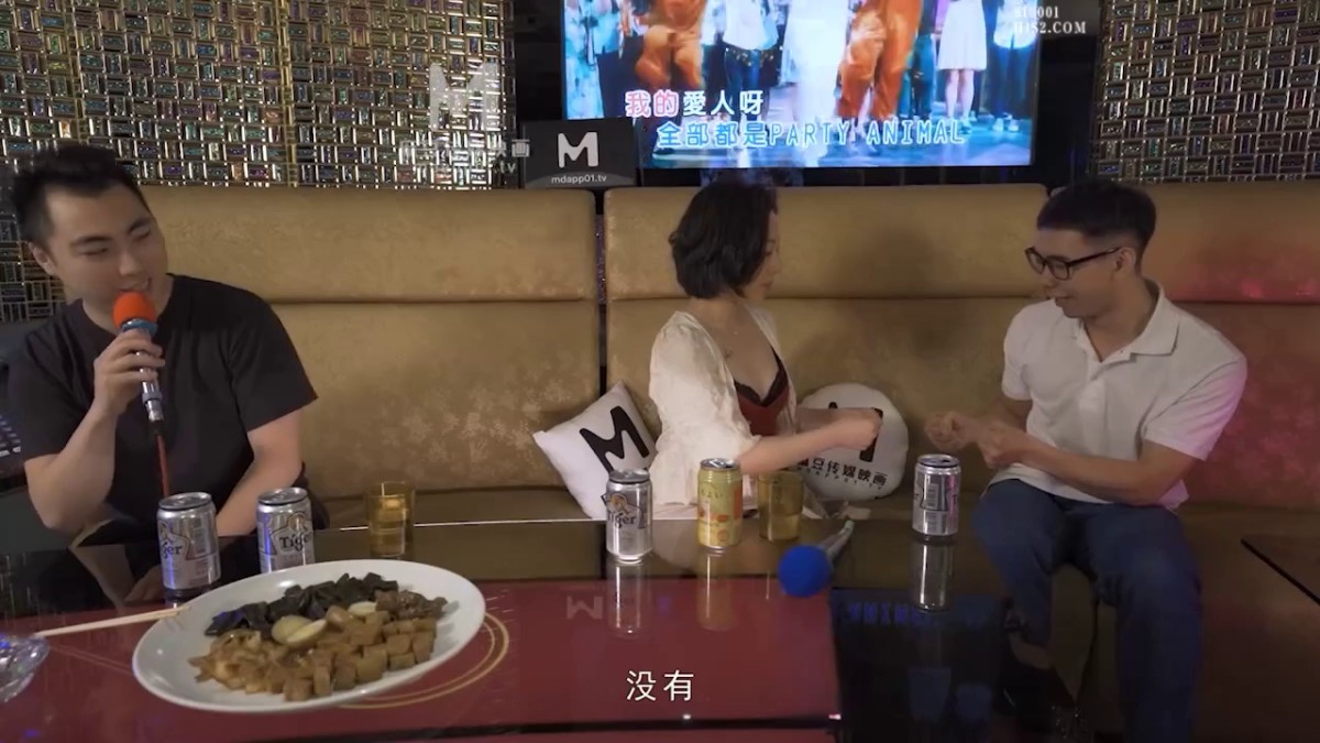 MD0161 吊丝逆袭攻略 看看骚男是如何把气质身材俱佳的成熟美女搞到手尽情享受 胸部白皙饱满鸡动