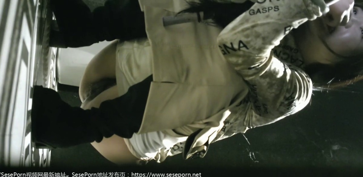 【精品厕拍】魔手外购CP女神 高颜值系列《喝多了的小妹）胆汁都快吐出来了-2