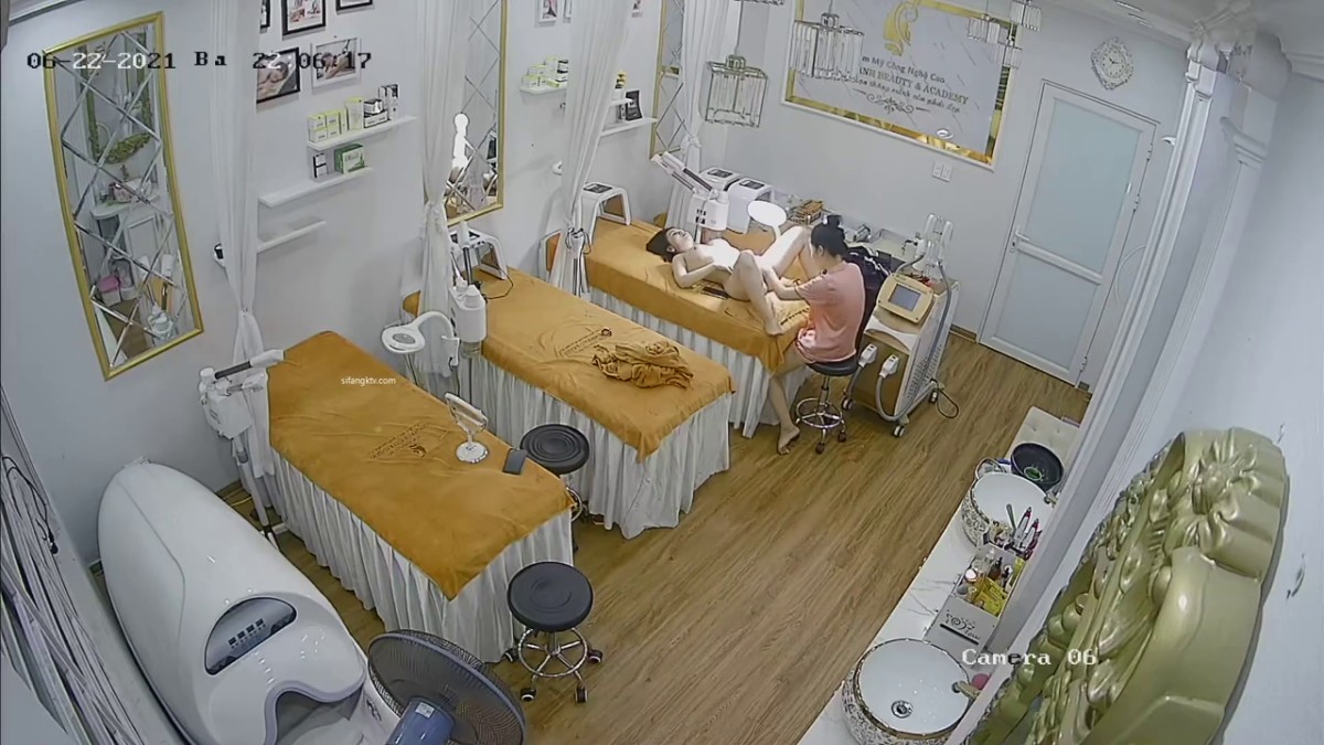 稀有黑客破解美容院 摄像头偷看女顾客脱光衣服保养乳房和刮阴毛美容师没人的时候偷偷给自己的逼去毛3