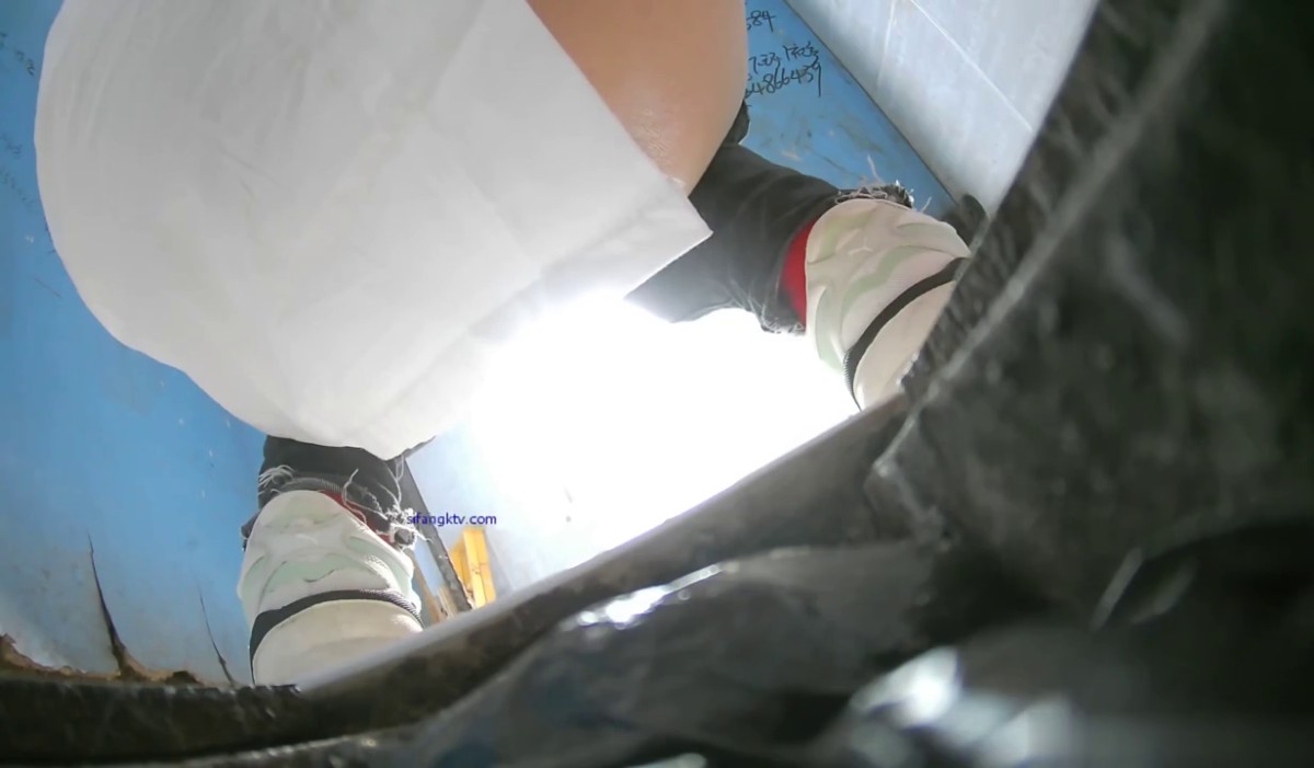 十月新流出纸箱厂女厕 全景后拍精选几个颜值不错的年轻美女尿尿白大褂两次入镜