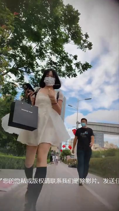 【精品CD】某房50RMB作品 极品无内！女大学生白色连衣裙长筒袜露出了浓密的黑森林