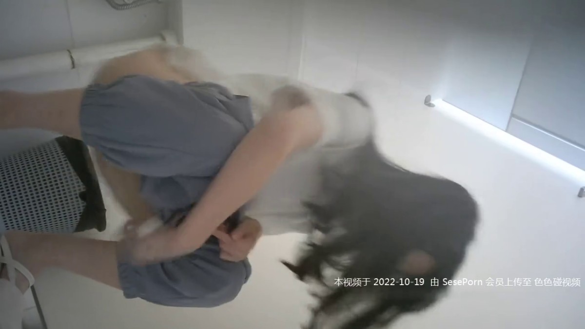 科技楼蹲守身材娇小的长发美女 始终对摄像头有怀疑