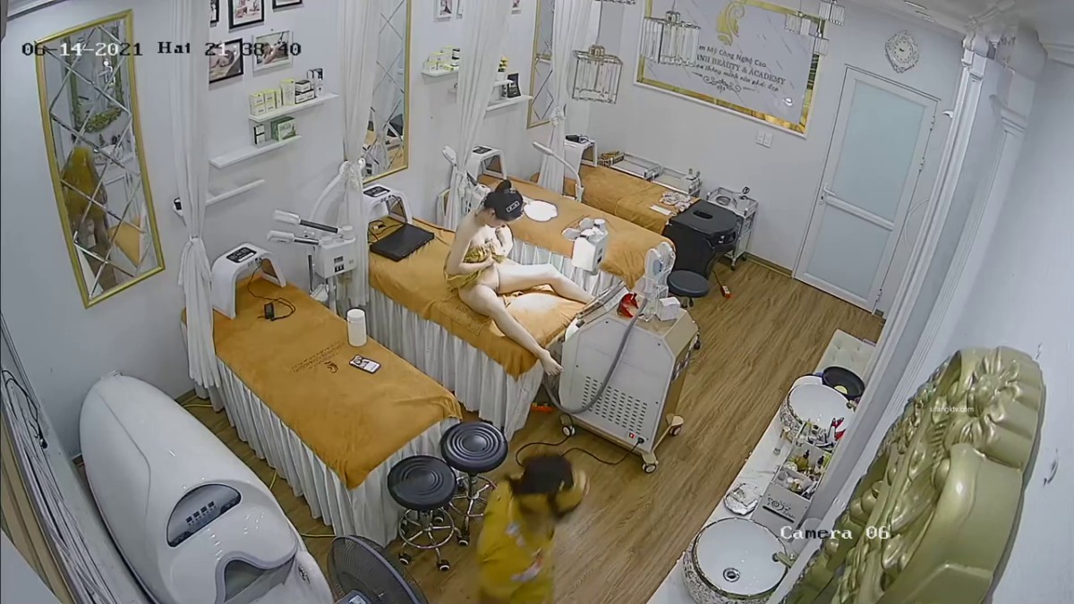 稀有黑客破解美容院 摄像头偷看女顾客脱光衣服保养乳房和刮阴毛2