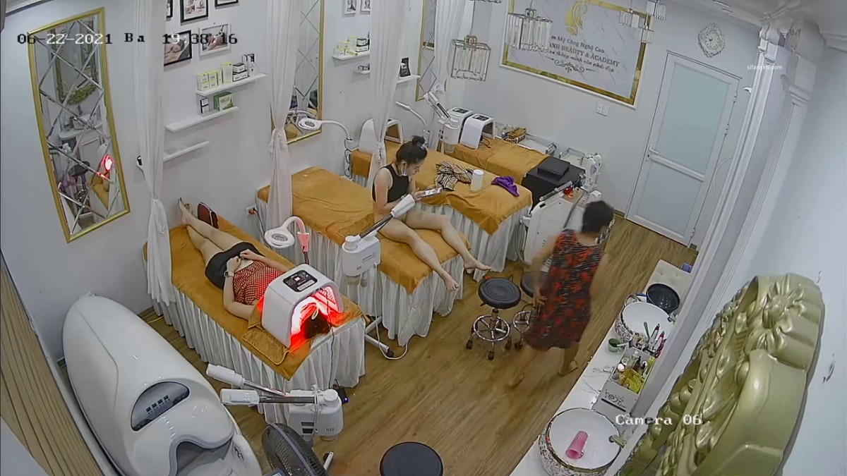 稀有黑客破解美容院 摄像头偷看女顾客脱光衣服保养乳房和刮阴毛4