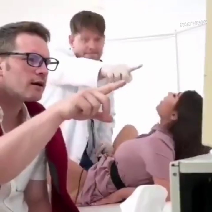 这种剧情的太戳性癖了 看着好爽 老公陪老婆看医生 被医生操了 监视器还能看到鸡鸡抽插