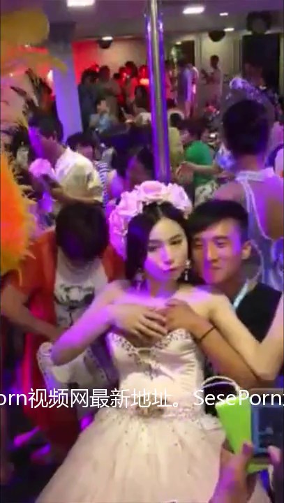 实拍泰国旅游极美尤物人妖只要付钱任由摸奶舔胸