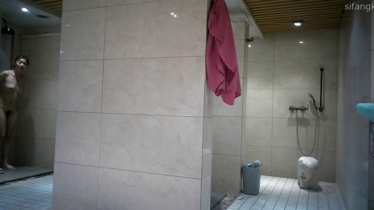 一月最新流出大神潜入温泉洗浴会所 淋浴出来的身材苗条丸子头美女走起路来也是那么拽