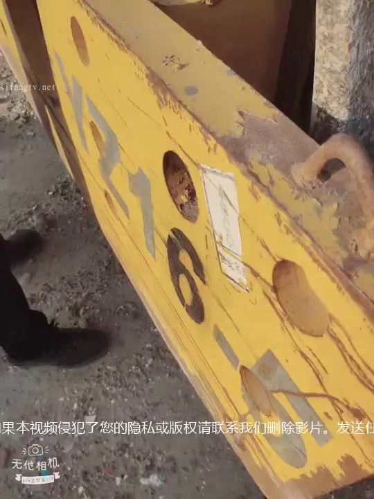 少妇户外勾引 ：哎师傅，这么热的天气，这是什么机器，压路机么，我来陪陪你吧，我做直播的