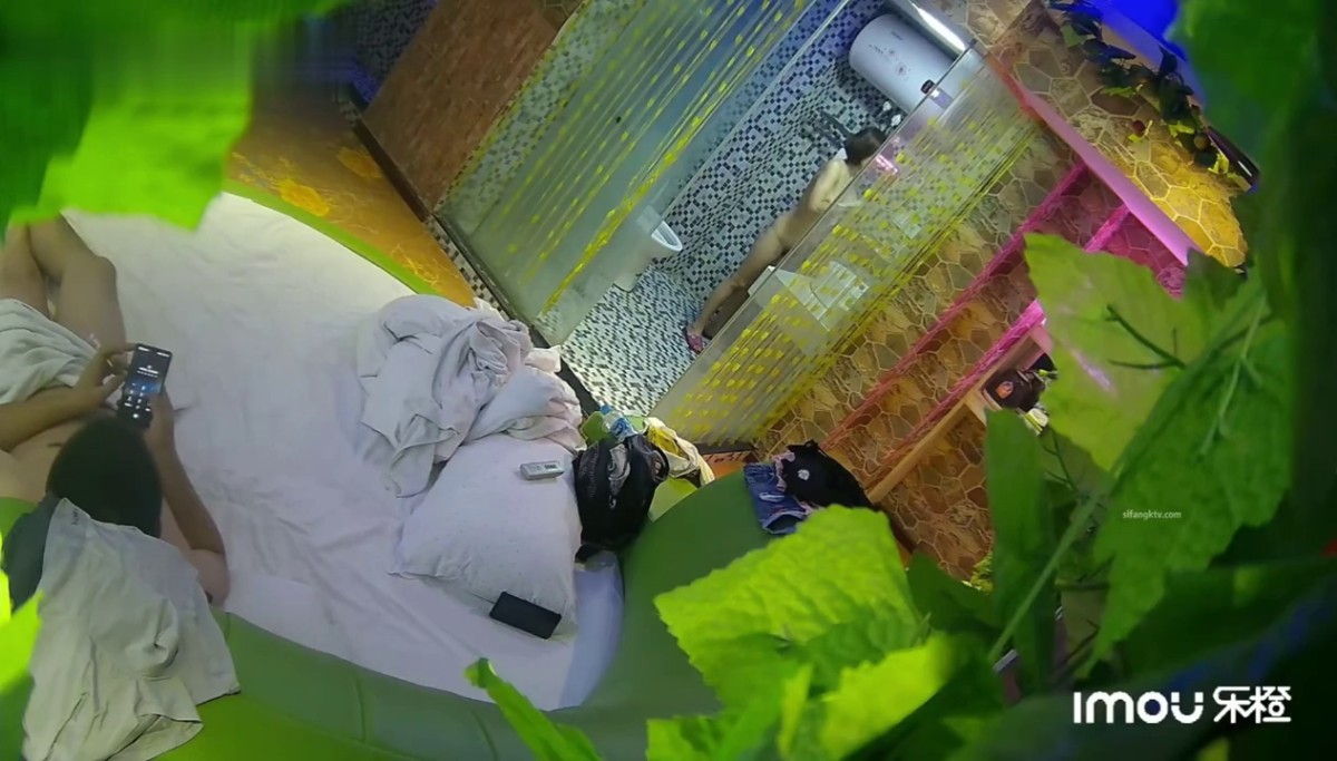 2022-10月新流出乐橙酒店精品绿叶房偷拍 老哥约炮下班单位女同事开房震动模式草逼玩得很嗨